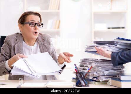 L'imprenditrice molto occupato con documenti in corso Foto Stock