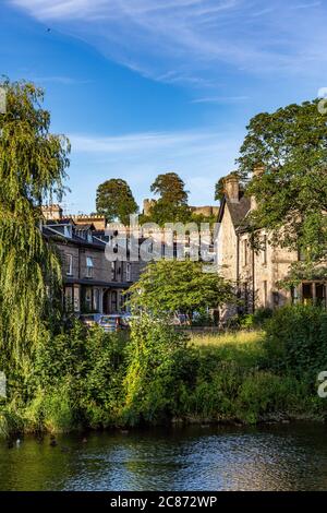 Kendal, Cumbria, Regno Unito. 21 luglio 2020. Il Castello di Kendal si trova sopra Kendal guardando il fiume Kent nel sole della tarda sera Credit: PN News/Alamy Live News Foto Stock