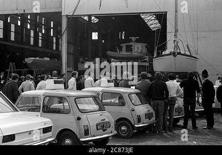 AJAXNETPHOTO. 27 APRILE 1970. GOSPORT, INGHILTERRA. - BOMBA HOAX DURANTE LA VISITA DELLA PRINCIPESSA - POLIZIA CERCA CAMPER E CANTIERE DI NICHOLSON E SHEDS A SEGUITO DI ALLARME DI UNA BOMBA PIANTATA DURANTE LA VISITA DA HRH PRINCIPESSA ALEXANDRA, LA ONOREVOLE LADY OGILVY, CHE ERA SUL SITO PER CHIAMARE LO YACHT LUTINE. L'ALLARME SI È RIVELATO UN FALSO. PHOTO:JONATHAN EASTLAND/AJAXREF:357031 202206 14 Foto Stock