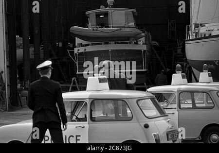 AJAXNETPHOTO. 27 APRILE 1970. GOSPORT, INGHILTERRA. - BOMBA HOAX DURANTE LA VISITA DELLA PRINCIPESSA - POLIZIA CERCA CAMPER E CANTIERE DI NICHOLSON E SHEDS A SEGUITO DI ALLARME DI UNA BOMBA PIANTATA DURANTE LA VISITA DA HRH PRINCIPESSA ALEXANDRA, LA ONOREVOLE LADY OGILVY, CHE ERA SUL SITO PER CHIAMARE LO YACHT LUTINE. L'ALLARME SI È RIVELATO UN FALSO. PHOTO:JONATHAN EASTLAND/AJAXREF:357031 202206 15 Foto Stock