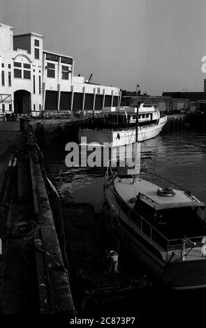 AJAXNETPHOTO. 23 SETTEMBRE 1971. PORTSMOUTH, INGHILTERRA. - ATTRACCHI CAMPANATORI - PORTSMOUTH VECCHIO. EDIFICI DEL PORTO A SINISTRA DA QUANDO È STATO DEMOLITO; ORA (2020) PARCHEGGIO PER TRAGHETTI. PHOTO:JONATHAN EASTLAND/AJAX REF:357152 202206 72 Foto Stock