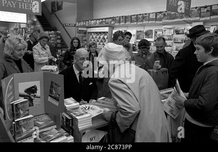 AJAXNETPHOTO. 1969. SOUTHSEA, INGHILTERRA. - FIRMA DEL LIBRO - IL MARINAIO SOLISTA SIR ALEC ROSE CHE NAVIGAVA IN TUTTO IL MONDO SINGOLO CONSEGNATO NEL 1967-8 IN UN 36FT KETCH CHIAMATO LIVELY LADY, FIRMA COPIE DEL SUO LIBRO 'MY LIVELY LADY' A W.H. SMITH'S IN PALMERSTON ROAD, SOUTHSEA. PHOTO:JONATHAN EASTLAND/AJAX REF:202206 4 Foto Stock