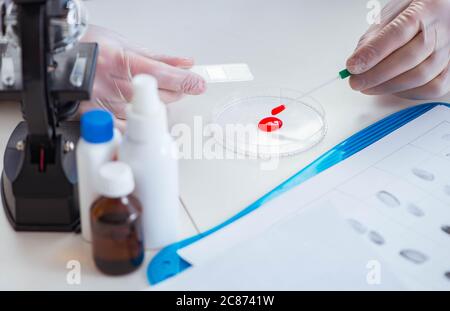 Il laboratorio di sintesi dei farmaci sperimenta con pillole Foto Stock
