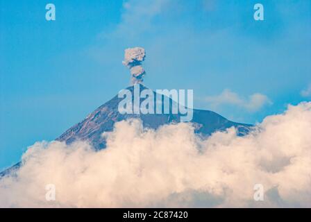 Vista panoramica del cratere volcan attivo in Guatemala chiamato Fuego, catena vulcanica attiva, distruzione e catastrofe naturale Foto Stock