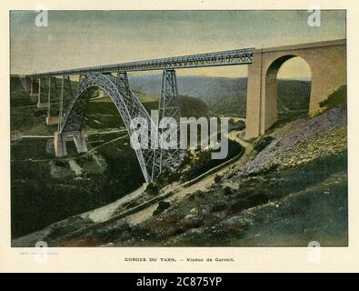 Il viaduc de Garabit trasporta la ferrovia in alto sopra le Gorges du Tarn nel sud della Francia. Foto Stock