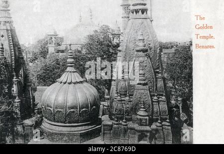 Il Tempio Shri Kashi Vishwanath (Tempio d'oro) dedicato a Shiva, Varanasi (Benares), Uttar Pradesh, India. Il tempio si trova sulla riva occidentale del fiume santo Ganga, ed è uno dei dodici Jyotirlingas, il più sacro dei templi di Shiva Foto Stock