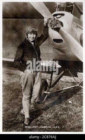 Amy Johnson CBE (1903-1941) - pionieristica pilota femminile inglese - nella foto in piedi davanti al suo Gipsy Moth poco prima di intraprendere un volo da solista di 19 giorni per l'Australia. Morì nel 1941 quando un aereo che stava trasportando si schiantò nell'estuario del Tamigi. Foto Stock