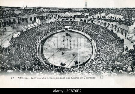 Anfiteatro Romano a Nimes, Francia - Bullfight. Costruito intorno al 70 d.C., poco dopo il Colosseo di Roma, è uno degli anfiteatri romani meglio conservati al mondo. Foto Stock