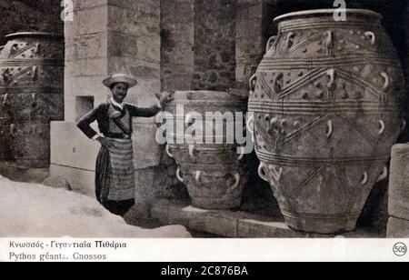 Pithos (plurale - pithoi) - un grande contenitore di stoccaggio greco antico. Alcuni esempi molto raffinati sono stati scavati all'interno del palazzo minoico a Cnosso a Creta. Foto Stock