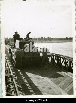 I Royal Engineers dell'esercito britannico si arruolarono nella costruzione del ponte Freeman, del fiume Reno, di Dusseldorf, della Renania settentrionale-Vestfalia, in Germania. Foto Stock