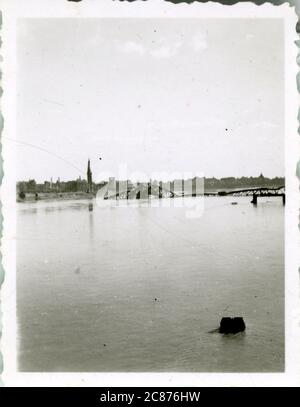 Il ponte Oberkasseler distrutto - fine della seconda guerra mondiale, il fiume Reno, Dusseldorf, Renania settentrionale-Vestfalia, Germania. Foto Stock