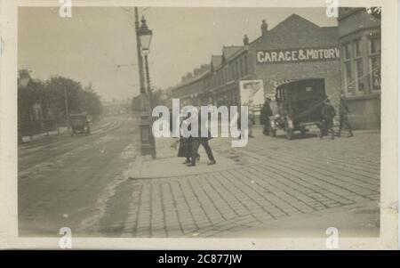 Street Scene, Bramhall - Cheadle Hulme area, Stockport, Cheshire, Inghilterra. Foto Stock