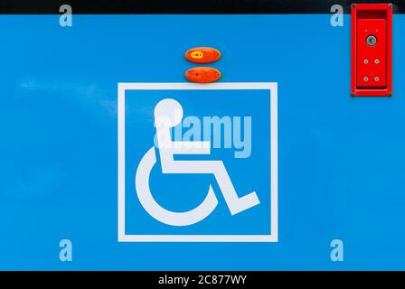 cartello per disabili sul lato del tram cittadino, accessibilità ai mezzi pubblici Foto Stock