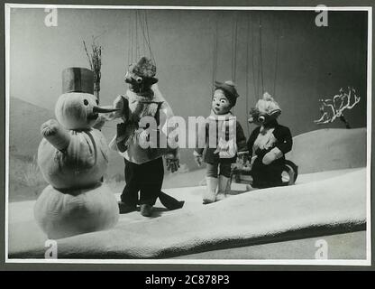 Il professor Josef Skupa (1892-1957) era un puppeteer ceco, che all'inizio degli anni venti creò i suoi puppets più famosi: Il comico padre Spejbl e il suo figlio di rascal Hurvinek, istituendo nel 1930 il primo] teatro professionale moderno dei burattini. Durante l'occupazione nazista della Cecoslovacchia, Skupa ha eseguito rappresentazioni satiriche e allegoriche di marionette su centinaia di tappe in tutta la Cecoslovacchia, portando alla reclusione di marionette da parte dei nazisti (in un deposito!) per essere generalmente troppo sovversivo. Dopo il 1945, Skupa continuò a produrre lavoro per bambini e adulti in Cecoslovacchia e si esibì anche all'estero. Il