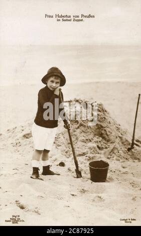 Principe Uberto di Prussia (1909-1950) - terzo figlio maschio del principe ereditario Guglielmo di Germania e della duchessa Cecilia di Meclemburgo-Schwerin, scavando nella sabbia sulla spiaggia di Sopot (Zoppot) - una città di mare nella Pomerania orientale sulla costa meridionale del Mar Baltico nella Polonia settentrionale. Vedere la foto allegata - 10546932 Foto Stock