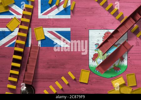 Bandiera Bermuda con sfondo nazionale con dominoe su tavolo di legno. Vista dall'alto. Concetto di gioco. Foto Stock