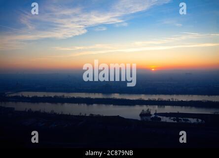 Panorama di Vienna in serata . Tramonto sulla città Foto Stock