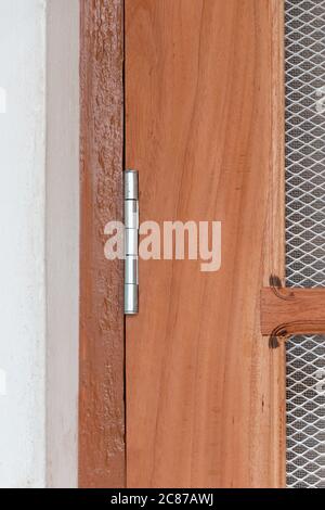 Cerniera in acciaio per porte in legno, vista ravvicinata Foto Stock
