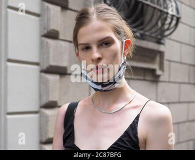 Milano, Italia. 15 luglio 2020. Etro modella in strada che si pone per i fotografi dopo la storica prima vera e importante sfilata di moda dopo il blocco, durante la prima edizione della settimana della moda digitale di Milano. (Foto di Luca ponti/Pacific Press) Credit: Pacific Press Agency/Alamy Live News Foto Stock