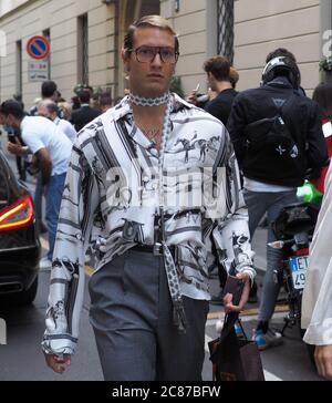 Milano, Italia. 15 luglio 2020. Etro modella in strada che si pone per i fotografi dopo la storica prima vera e importante sfilata di moda dopo il blocco, durante la prima edizione della settimana della moda digitale di Milano. (Foto di Luca ponti/Pacific Press) Credit: Pacific Press Agency/Alamy Live News Foto Stock