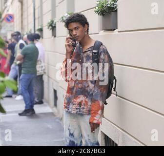 Milano, Italia. 15 luglio 2020. Etro modella in strada che si pone per i fotografi dopo la storica prima vera e importante sfilata di moda dopo il blocco, durante la prima edizione della settimana della moda digitale di Milano. (Foto di Luca ponti/Pacific Press) Credit: Pacific Press Agency/Alamy Live News Foto Stock