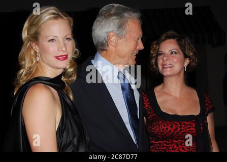 Alison Eastwood, Clint Eastwood e marcia Gay Harden al Los Angeles Premiere di 'Rails & Ties' tenuto al Stewart J. Ross Theatre, Warner Bros. Lot a Burbank, CA. L'evento si è svolto martedì 23 ottobre 2007. Photo by: SBM / PictureLux- file Reference N. 34006-9059SBMPLX Foto Stock