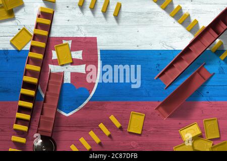 Bandiera slovacca con sfondo nazionale con dominoe su tavola di legno. Vista dall'alto. Concetto di gioco. Foto Stock