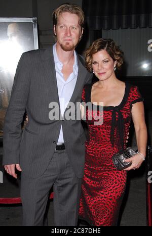 Thaddaeus Scheel e marcia Gay Harden alla prima di Los Angeles di 'Rails & Ties' tenuto al Stewart J. Ross Theatre, Warner Bros. Lot a Burbank, CA. L'evento si è svolto martedì 23 ottobre 2007. Photo by: SBM / PictureLux- file Reference N. 34006-9204SBMPLX Foto Stock