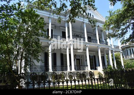 La Buckner Mansion nel quartiere Giardino di New Orleans. La residenza è stata presentata in American Horror Story Coven. Bianco palazzo con recinzione in ferro. Foto Stock