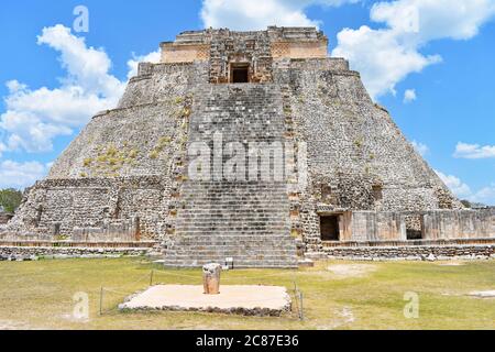 La Piramide del Magiciano in una giornata di sole luminoso presso l'antica città Maya di Uxmal nella penisola dello Yucatan, Messico. Foto Stock