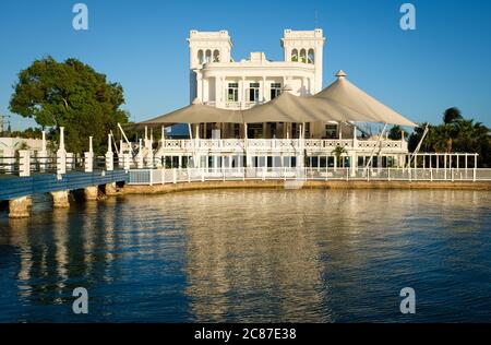 CIENFUEGOS, CUBA - CIRCA GENNAIO 2020: Vista del Club e Marina di Cienfuegos Foto Stock