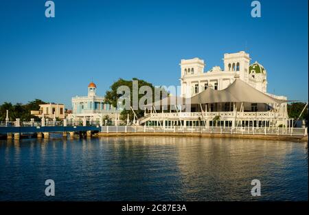 CIENFUEGOS, CUBA - CIRCA GENNAIO 2020: Vista del Club e Marina di Cienfuegos Foto Stock