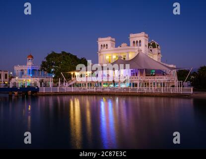 CIENFUEGOS, CUBA - CIRCA GENNAIO 2020: Vista del Club e Marina di Cienfuegos Foto Stock