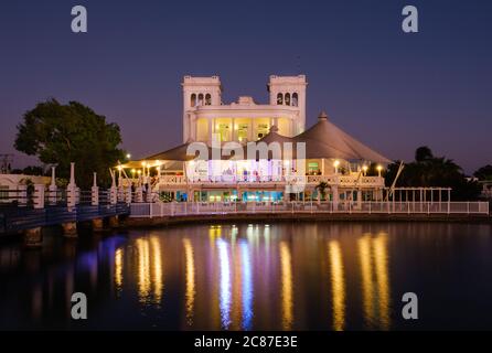 CIENFUEGOS, CUBA - CIRCA GENNAIO 2020: Vista del Club e Marina di Cienfuegos Foto Stock