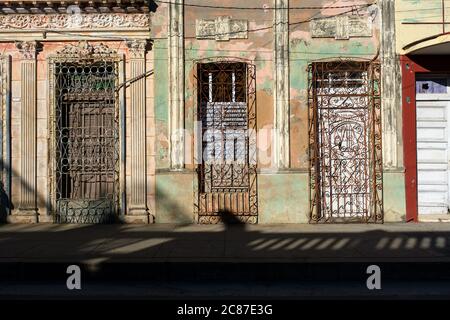 CIENFUEGOS, CUBA - CIRCA GENNAIO 2020: Strada tipica di Cienfuegos Foto Stock