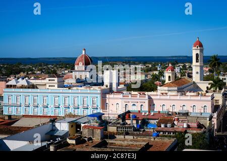 CIENFUEGOS, CUBA - CIRCA GENNAIO 2020: Tetti di Cienfuegos Foto Stock