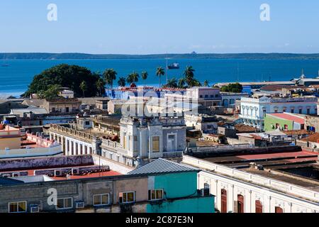 CIENFUEGOS, CUBA - CIRCA GENNAIO 2020: Tetti di Cienfuegos Foto Stock