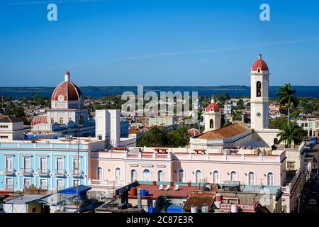 CIENFUEGOS, CUBA - CIRCA GENNAIO 2020: Tetti di Cienfuegos Foto Stock