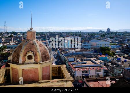 CIENFUEGOS, CUBA - CIRCA GENNAIO 2020: Tetti di Cienfuegos Foto Stock