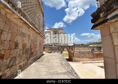 La Piramide del Magiciano visto da un breve percorso che conduce dal Quadrangle Nunnery l'antica città Maya, Uxmal nella penisola dello Yucatan, Messico. Foto Stock