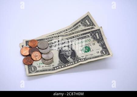 Valuta americana assortita con dollari e centesimi su sfondo bianco Foto Stock