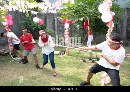 Due gruppi di giovani hanno partecipato in tung of war al concorso commemorativo della Giornata dell'Indipendenza indonesiana che si è tenuto sul campo Foto Stock