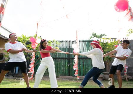 Due gruppi di giovani hanno partecipato in tung of war al concorso commemorativo della Giornata dell'Indipendenza indonesiana che si è tenuto sul campo Foto Stock