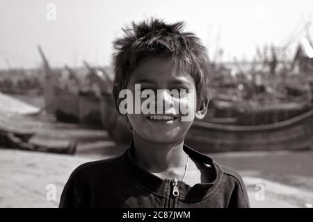 Happy Street bambino a Riverside in Bangladesh Foto Stock