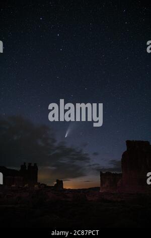 Comet Neoswise sopra i tre Gossip e Sheep Rock nel Parco Nazionale di Arches vicino a Moab, Utah. Foto Stock