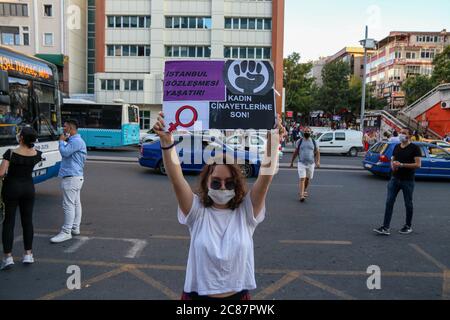 Donne che indossano maschere facciali mentre tiene i cartelli visti durante una dimostrazione organizzata da We Will Stop Femicide Platform ad Ankara, Turchia il 21 luglio 2020. I manifestanti hanno chiesto alla Convenzione di Istanbul (Convenzione sulla prevenzione e la lotta contro la violenza contro le donne e la violenza domestica) di entrare in vigore in Turchia, poiché la violenza contro le donne è aumentata durante la pandemia COVID-19. La Turchia nel novembre 2011 era diventata il primo Stato firmatario che ha approvato la convenzione in seno al parlamento, con il sostegno di tutti e quattro i partiti rappresentati all'epoca. Il Partito Giustizia e sviluppo (AKP) n Foto Stock