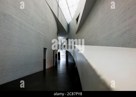 Una grafica, prospettiva, guarda l'atrio centrale e il passaggio all'interno del Museo di Arte Contemporanea Kiasma. A Helsinki, Finlandia. Foto Stock