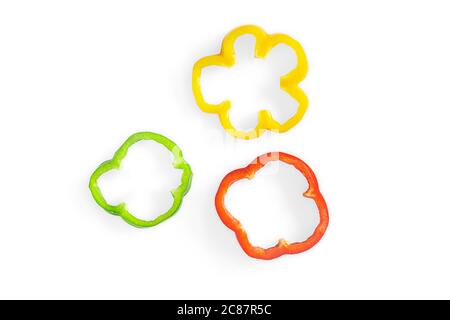 Peperone dolce in tre colori a fette su sfondo bianco isolato con percorso di ritaglio. Peperone dolce giallo, verde e rosso hanno una vitamina elevata e f Foto Stock