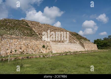 Edificio principale in Plaza A nelle rovine della città di Zapotec di Atzompa, vicino a Oaxaca, Messico. Foto Stock