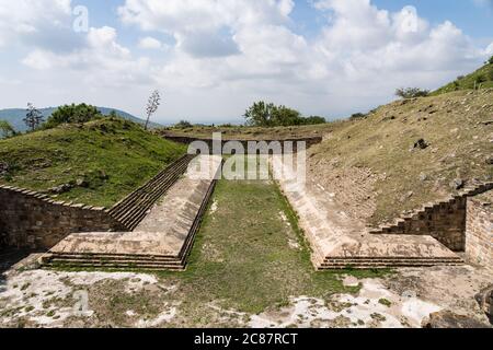 Il più grande campo da palla nelle rovine della città di Zapotec di Atzompa, vicino a Oaxaca, Messico. È il più grande campo da palla del gruppo Monte Alban di rui Foto Stock